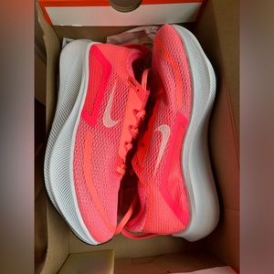 Pink Nike zoom fly 4
